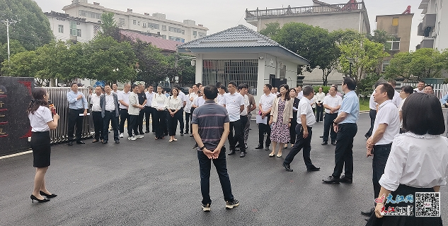 色达县小学校长，引领教育变革的先锋力量
